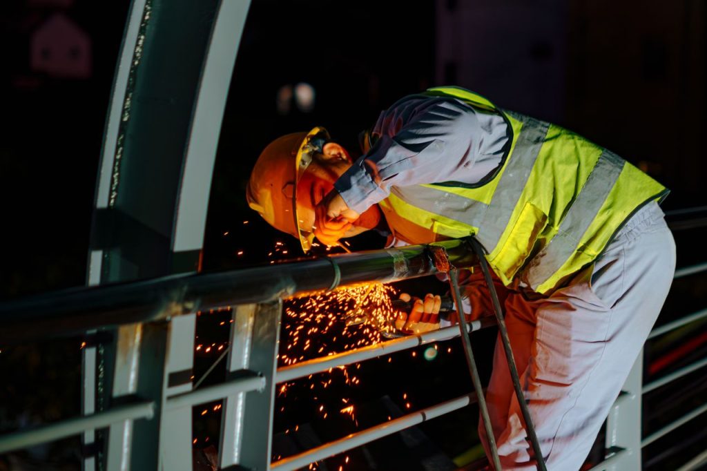 Tecnico al lavoro su un impianto per edificio civile e industriale