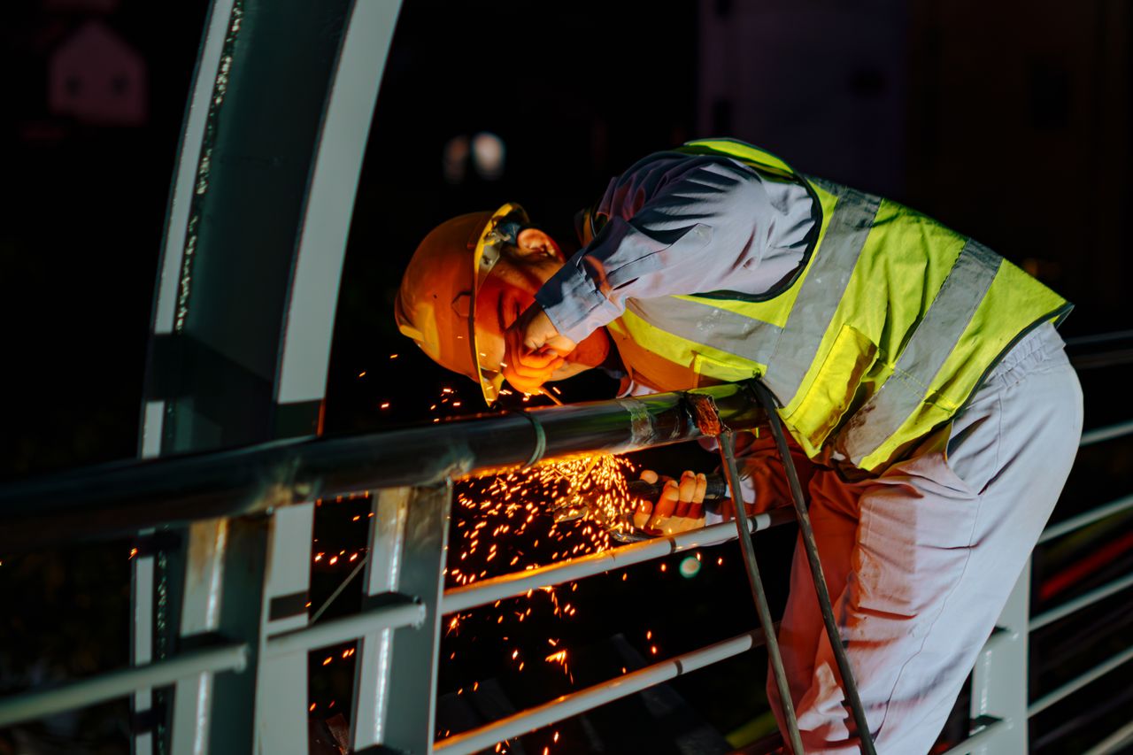 Tecnico al lavoro su un impianto per edificio civile e industriale